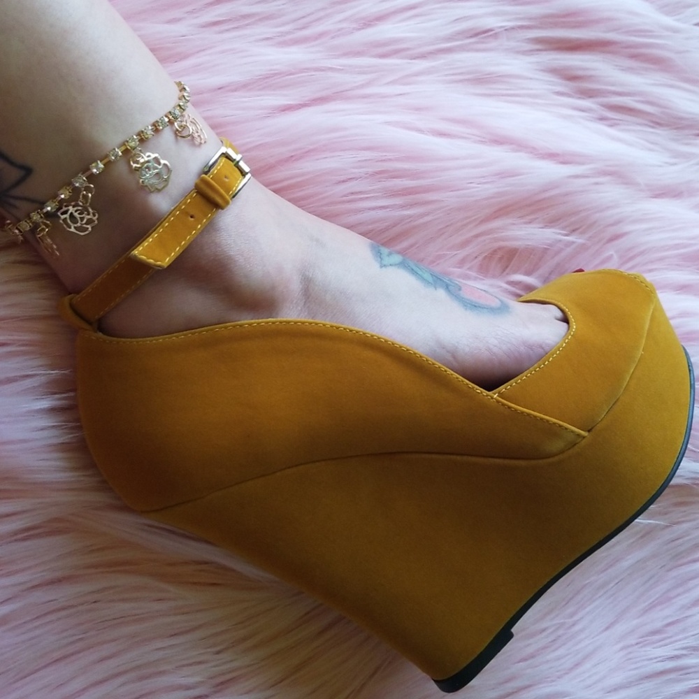 ๐น Gold Rhinestone Rose Anklet ๐น - Picture 3 of 6